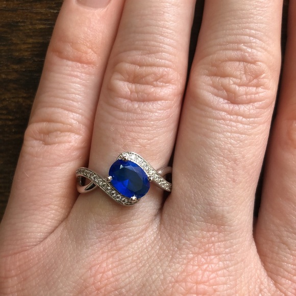 BOGO NWT Costume jewelry ring with blue rhinestone, size 7 - Picture 2 of 5